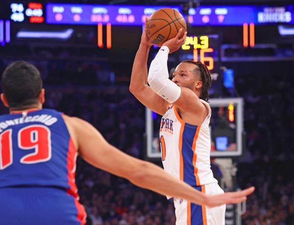 Jalen Brunson attempts a shot during the Knicks' loss to the Pistons on Dec. 7.