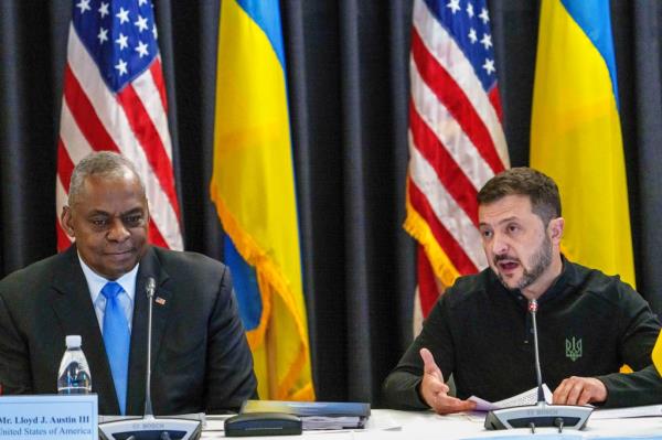 Lloyd Austin and Volodomyr Zelensky