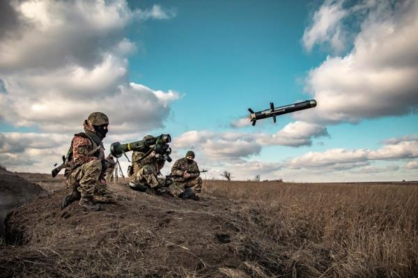 Ukrainian soldiers using a launcher with US Javelin missiles during military exercises in Do<em></em>netsk region, Ukraine