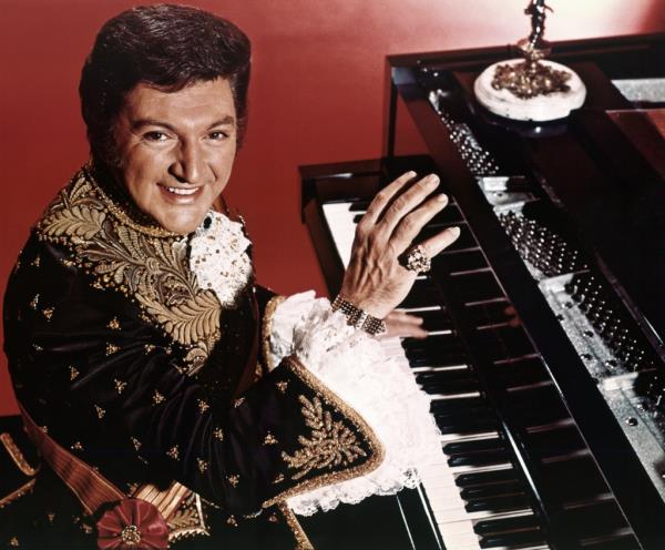 The pianist was known for his flamboyance, but he sought privacy in the home.