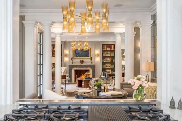 Liberace hasn't resided here for some time, but the residence still looks flashy.