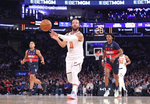 Jalen Brunson of the Knicks passes the ball during the first half against the Wizards on Nov. 18, 2024.