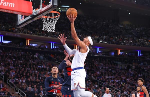  Josh Hart #3 of the New York Knicks puts up a shot during the first half on Nov. 18, 2024.</p>

<p>　　