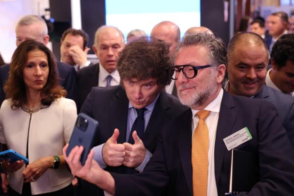 Milei takes selfies at the NYSE