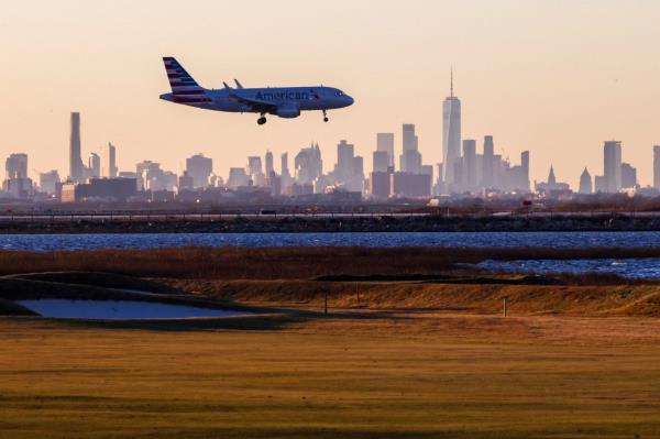 American Airlines Airbus A319 landing at JFK Internatio<em></em>nal Airport with Manhattan skyline in the background