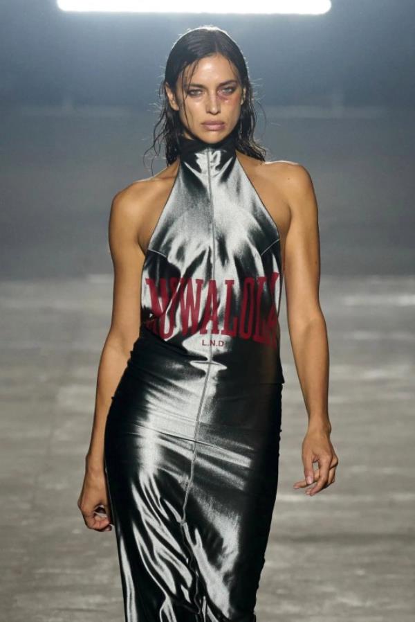LFW- Mowalola - Fashion Show, Runway, Spring Summer 2024, Lo<em></em>ndon Fashion Week, Model on the catw Pictured: Irina Shayk Ref: SPL9920182 150923 NON-EXCLUSIVE Picture by: SplashNews.com Splash News and Pictures USA: 310-525-5808 UK: 020 8126 1009 eamteam@shutterstock.com World Rights, No Italy Rights