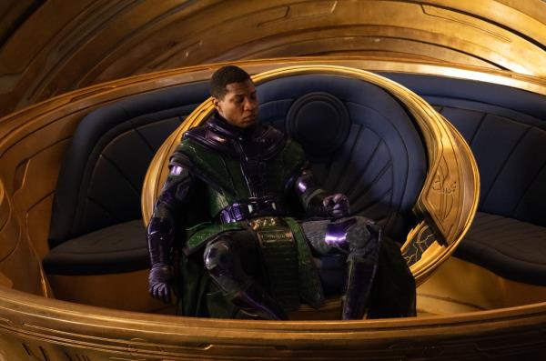 Jo<em></em>nathan Majors sitting in a futuristic looking chair. 