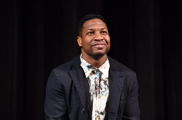Jo<em></em>nathan Majors smiling. 