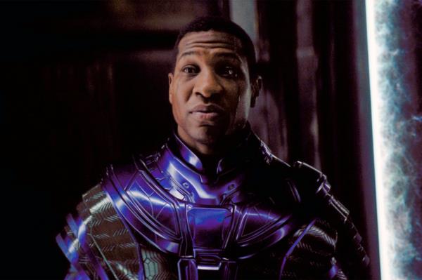 Jo<em></em>nathan Majors with purple lighting. 
