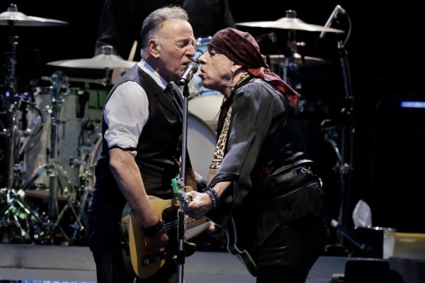 Springsteen and Van Zandt performing in Philadelphia
