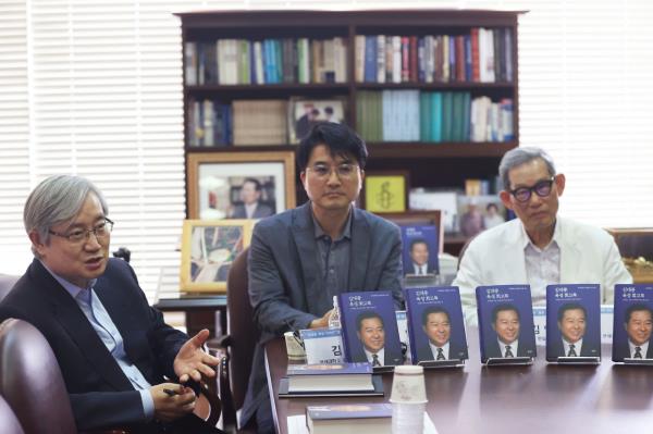 From left: Kim Sung-jae, chairman of the Kim Dae-jung Library Development Fund; Yang Jae-jin, director of the Kim Dae-jung Presidential Library and Museum; and Kim Eun-ho, CEO of Hangilsa Publishing, attend a press co<em></em>nference held at the Kim Dae-jung Library and Museum in Seoul, on Tuesday. (Yonhap)