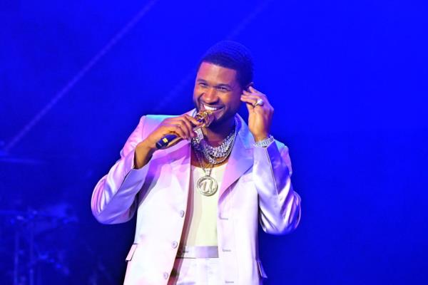 Photo of Usher performing.