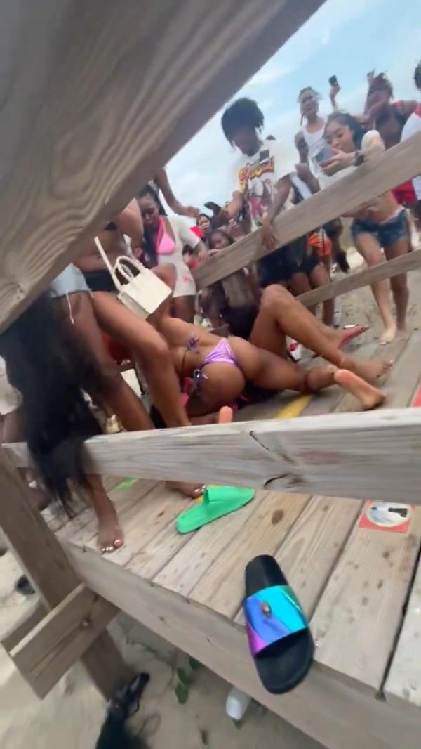 The annual Tybee Island spring break bash saw fights erupt among partygoers in shocking video footage shared online.</p>

<p>　　