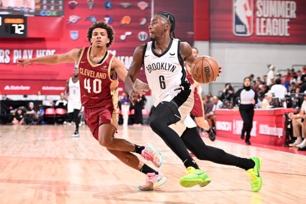 David Duke Jr. drives against the Cavaliers in the 2023 NBA Summer League.