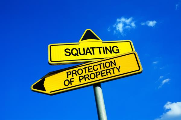 Yellow street sign presenting two options: freedom to use abando<em></em>ned property vs protection of private property