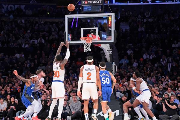 Julius Randle misses a free throw during the Knicks' loss to the Magic.