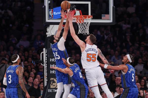 Isaiah Hartenstein fights for a rebound during the Knicks' loss against the Magic on Monday.