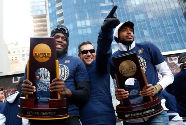 Mikal Bridges (r) flanks Jay Wrigh<em></em>t (c) during the 2018 title parade.
