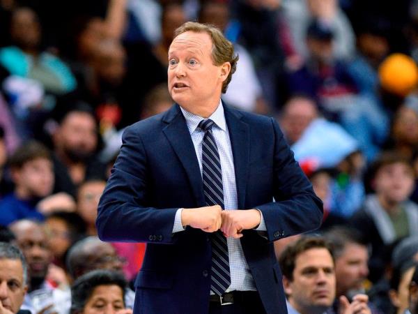Atlanta Hawks coach Mike Budenholzer gesturing during a basketball game
