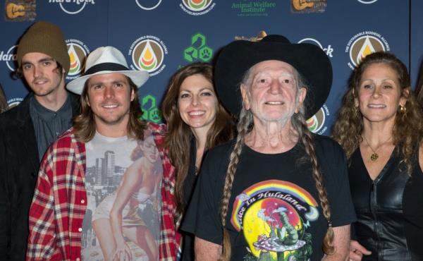 Jacob Micah Nelson, Lukas Nelson, Amy Nelson, Willie Nelson and Annie D'Angelo smiling. 