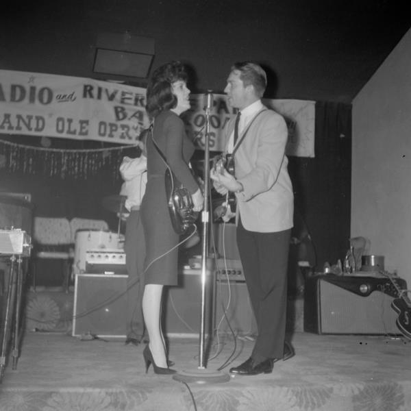 willie Nelson singing with Shirley Cole. 