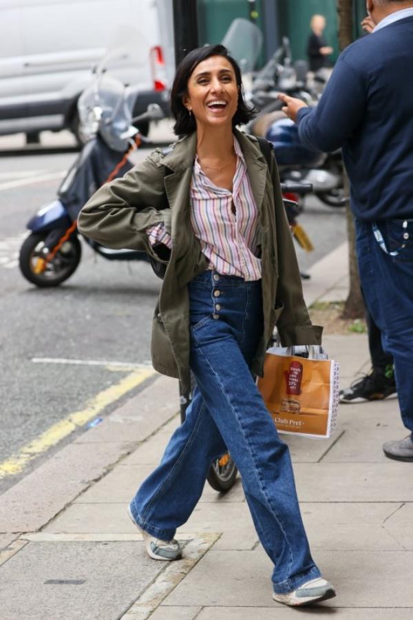 BGUK_2738158 - London, UNITED KINGDOM - *EXCLUSIVE* - TV Presenter Anita Rani seen for the first time and puts on a brave face after reportedly splitting from her husband after 14 years of marriage. The Countryfile star was seen all smiles out in London. Pictured: Anita Rani BACKGRID UK 27 SEPTEMBER 2023 BYLINE MUST READ: Mattpapz / BACKGRID UK: +44 208 344 2007 / uksales@backgrid.com USA: +1 310 798 9111 / usasales@backgrid.com *Pictures Co<em></em>ntaining Children Please Pixelate Face Prior To Publication*