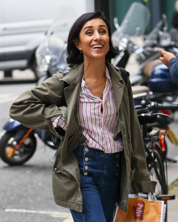 BGUK_2738158 - London, UNITED KINGDOM - *EXCLUSIVE* - TV Presenter Anita Rani seen for the first time and puts on a brave face after reportedly splitting from her husband after 14 years of marriage. The Countryfile star was seen all smiles out in London. Pictured: Anita Rani BACKGRID UK 27 SEPTEMBER 2023 BYLINE MUST READ: Mattpapz / BACKGRID UK: +44 208 344 2007 / uksales@backgrid.com USA: +1 310 798 9111 / usasales@backgrid.com *Pictures Co<em></em>ntaining Children Please Pixelate Face Prior To Publication*