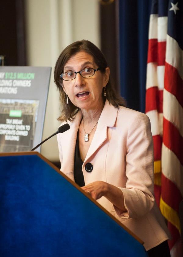 Former Deputy Comptroller Marjorie Lander is also included in those who took in more than $200,000.</p>

<p>　　