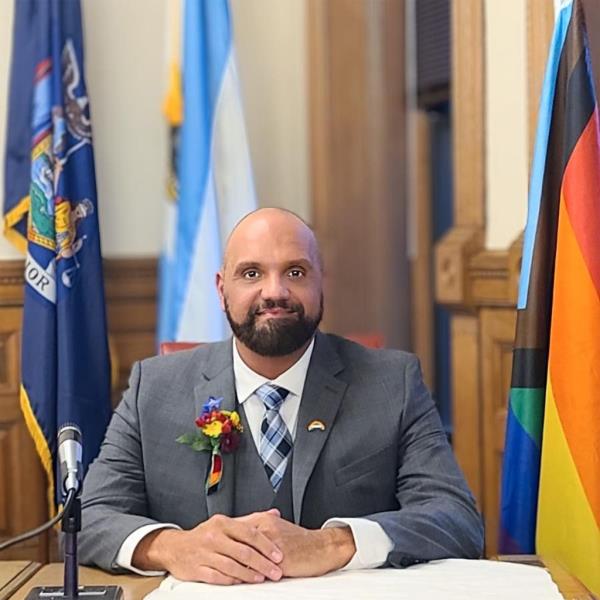 Jimmy Mo<em></em>nto 5th District Councilor Syracuse.</p>

<p>　　