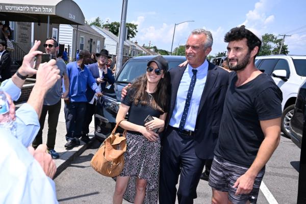 Kennedy posing for pictures while visiting with Hikind.