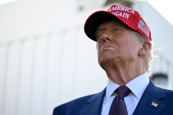 Do<em></em>nald Trump wearing a a Make America Great Again hat
