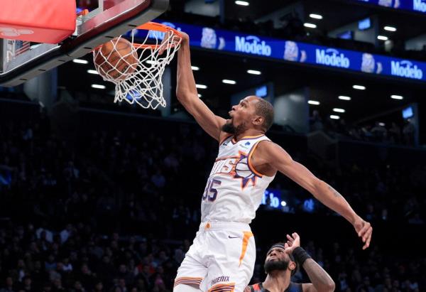 Kevin Durant slams home a dunk during the fourth quarter of the Nets' loss to the Suns.