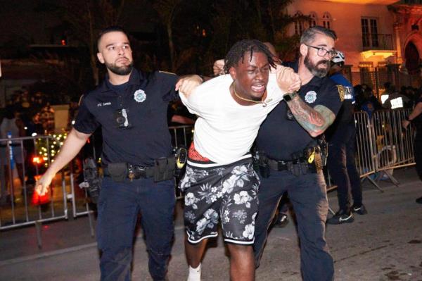 Man being arrested</p>

<p>　　