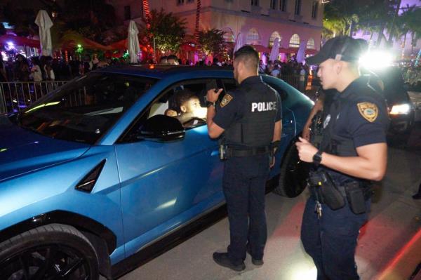 Car being stopped by police</p>

<p>　　