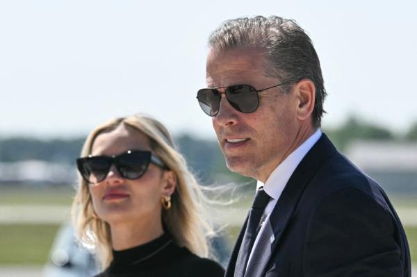 Hunter Biden and his wife Melissa Cohen approach Air Force One on the tarmac of Dover Air Force ba<em></em>se.