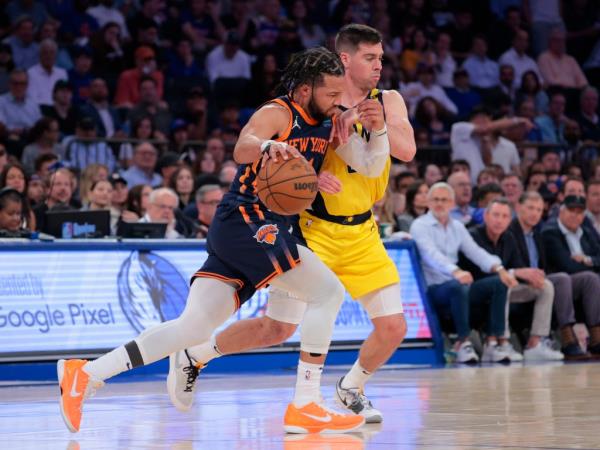 New York Knicks guard Jalen Brunson #11 drives down court as Indiana Pacers guard T.J. McCo<em></em>nnell #9 defends during the fourth quarter.</p>

<p>　　The New York Knicks defeat the Indiana Pacers 130-121.