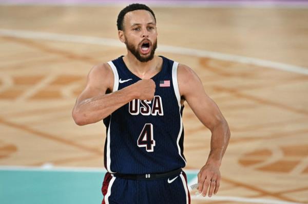 Steph Curry celebrates during Team USA's win over France on Aug. 10, 2024.
