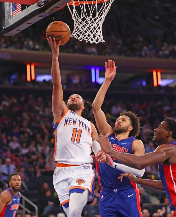 Jalen Brunson goes up for a layup during the Knicks' loss to the Pistons.