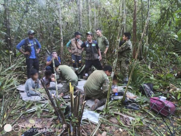 Members of the army assist four indigenous children who were found after spending more than a mo<em></em>nth lost in the Colombian Amazon jungle.</p>

<p>　　