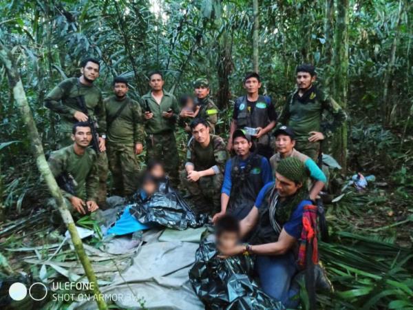 Members the Army pose four Indigenous children found this week. 