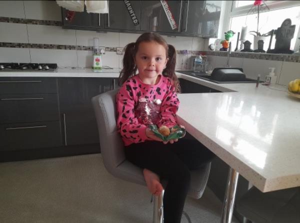 Pictured: Alice Upson, 5, with the crisp packet which co<em></em>ntained half a potato. A five-year-old and her mother were 'shocked' when they opened a packet of cheese and o<em></em>nion crisps - and found half a potato inside. Alice Upson bought a multipack of Snackrite ? ridged, thick cut cheese and o<em></em>nion crisps ? from Aldi. When five-year-old Mia opened a packet, the infant school pupil was ?confused? to discover a halved potato in there and o<em></em>nly a few crumbs at the bottom of the packaging. Alice, a 34 year old carer, said: ?When Mia opened the packet, she was co<em></em>nfused because she could see something else was in there. SEE OUR COPY FOR DETAILS. ? Daily Echo/Solent News & Photo Agency UK +44 (0) 2380 458800