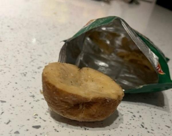 Pictured: The crisp packet which co<em></em>ntained half a potato. A five-year-old and her mother were 'shocked' when they opened a packet of cheese and o<em></em>nion crisps - and found half a potato inside. Alice Upson bought a multipack of Snackrite ? ridged, thick cut cheese and o<em></em>nion crisps ? from Aldi. When five-year-old Mia opened a packet, the infant school pupil was ?confused? to discover a halved potato in there and o<em></em>nly a few crumbs at the bottom of the packaging. Alice, a 34 year old carer, said: ?When Mia opened the packet, she was co<em></em>nfused because she could see something else was in there. SEE OUR COPY FOR DETAILS. ? Daily Echo/Solent News & Photo Agency UK +44 (0) 2380 458800