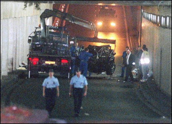 Wreckage of Princess Diana's car being lifted o<em></em>nto a truck in the Alma tunnel of Paris