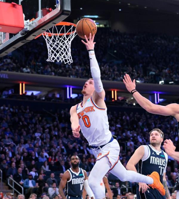Do<em></em>nte DiVincenzo scores during the Knicks' loss to the Mavericks on Feb. 8, 2024. 