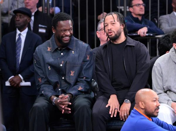 Julius Randle (L.) and Jalen Brunson sit on the bench during the Knicks' loss to the Mavericks on Feb. 8, 2024. 