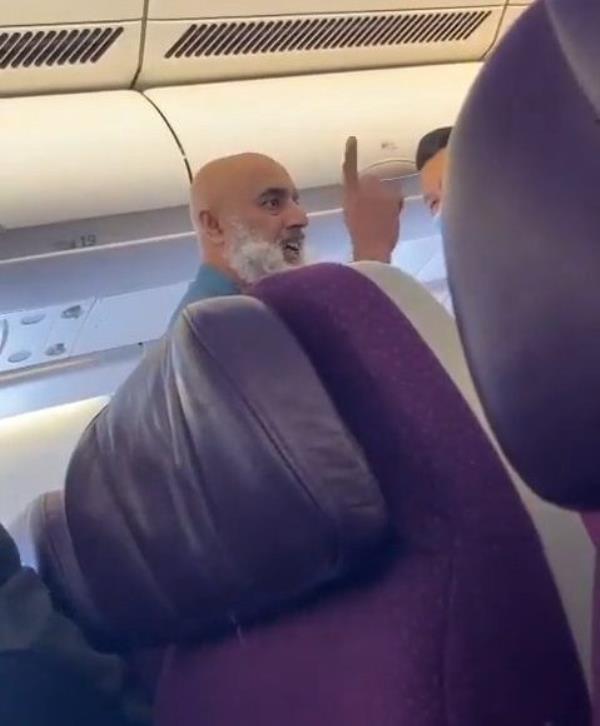 Sydney Airport security incident: All flights are stopped, fire trucks called to the runway