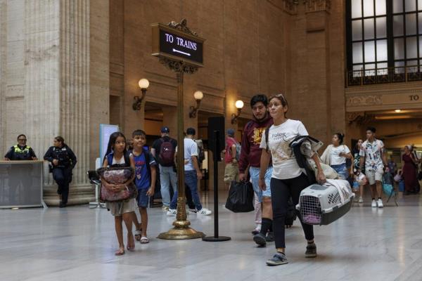 Esperanza Mendez and her family walk through Unio<em></em>n Station after riding a train for 18 hours from Denver to Chicago on July 15, 2023. The family left Venezuela for Chicago on May 25 and traveled for 52 days before reaching the city. 
