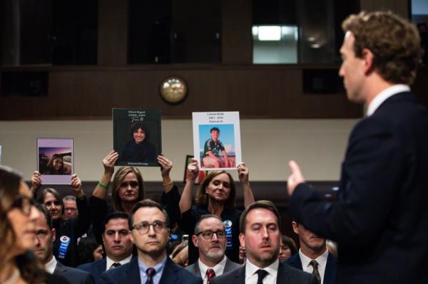 me<em></em>ta CEO Mark Zuckerberg apologizes to the victims and families 