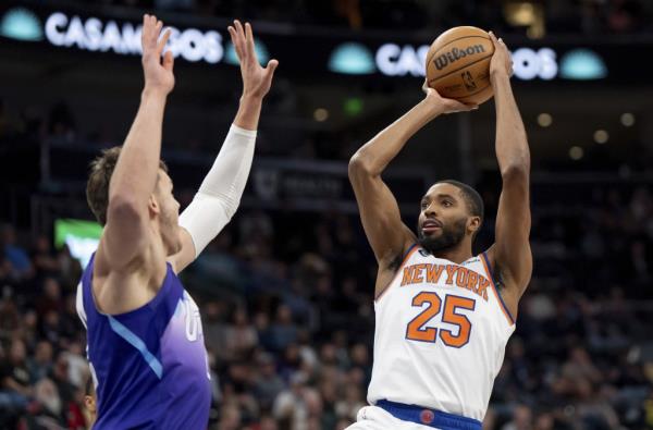 Mikal Bridges, who had a poor shooting night, puts up a shot over Walker Kessler during the Knicks' 121-106 loss to the Jazz on Nov. 23, 2024.