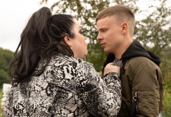 Mandy corners Samson a<em></em>bout his phone call in Emmerdale